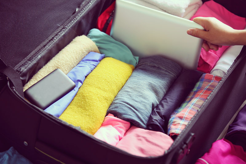 Как складывать вещи в чемодан, чтобы и багаж закрылся, и все необходимое влезло: крутой лайфхак